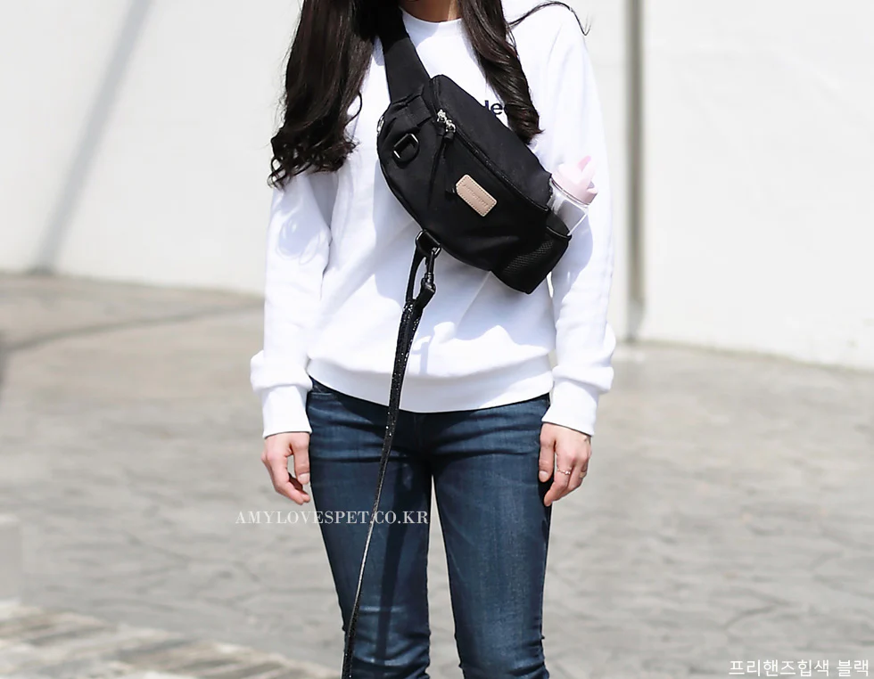 Hands-Free Hip Bag in Black - Image 9