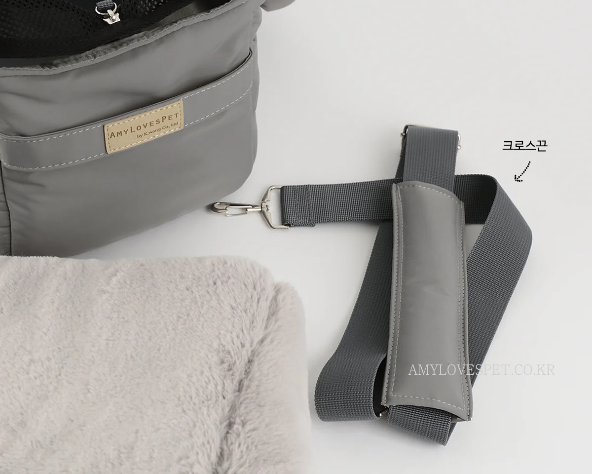 AMY LOVES PET | Rene Padded Shoulder Bag in Black - Image 16
