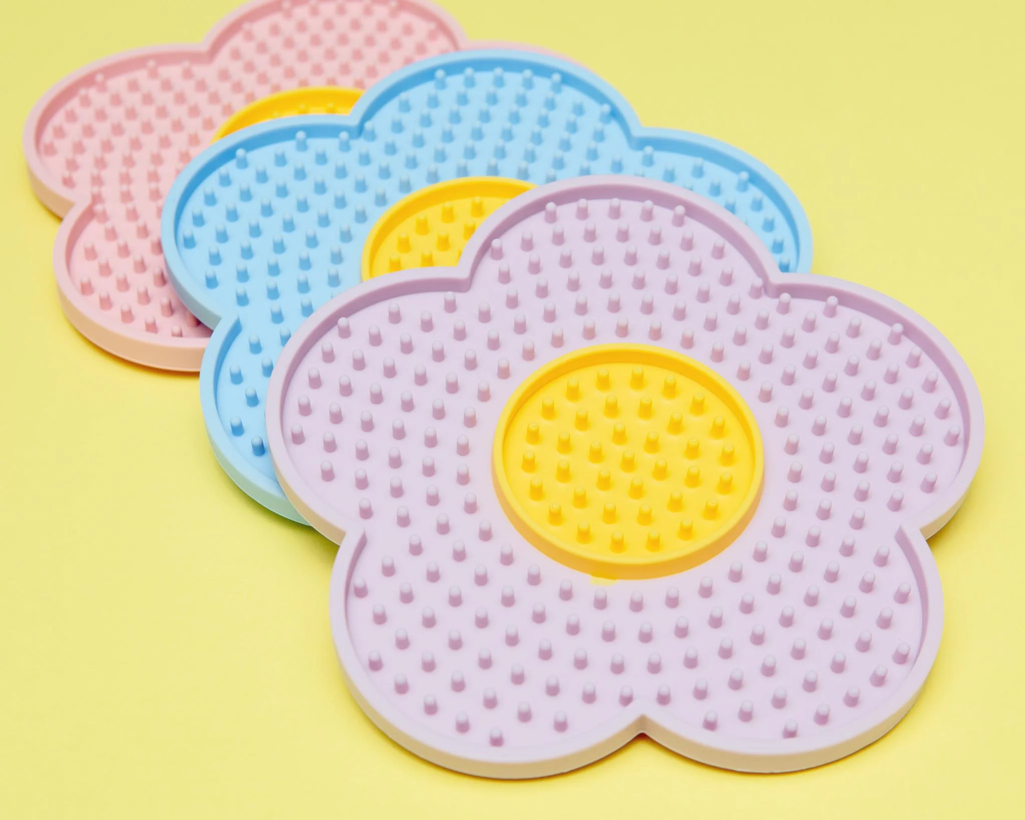 Coming Up Daisies Suction Cup Lick Mat - Image 5