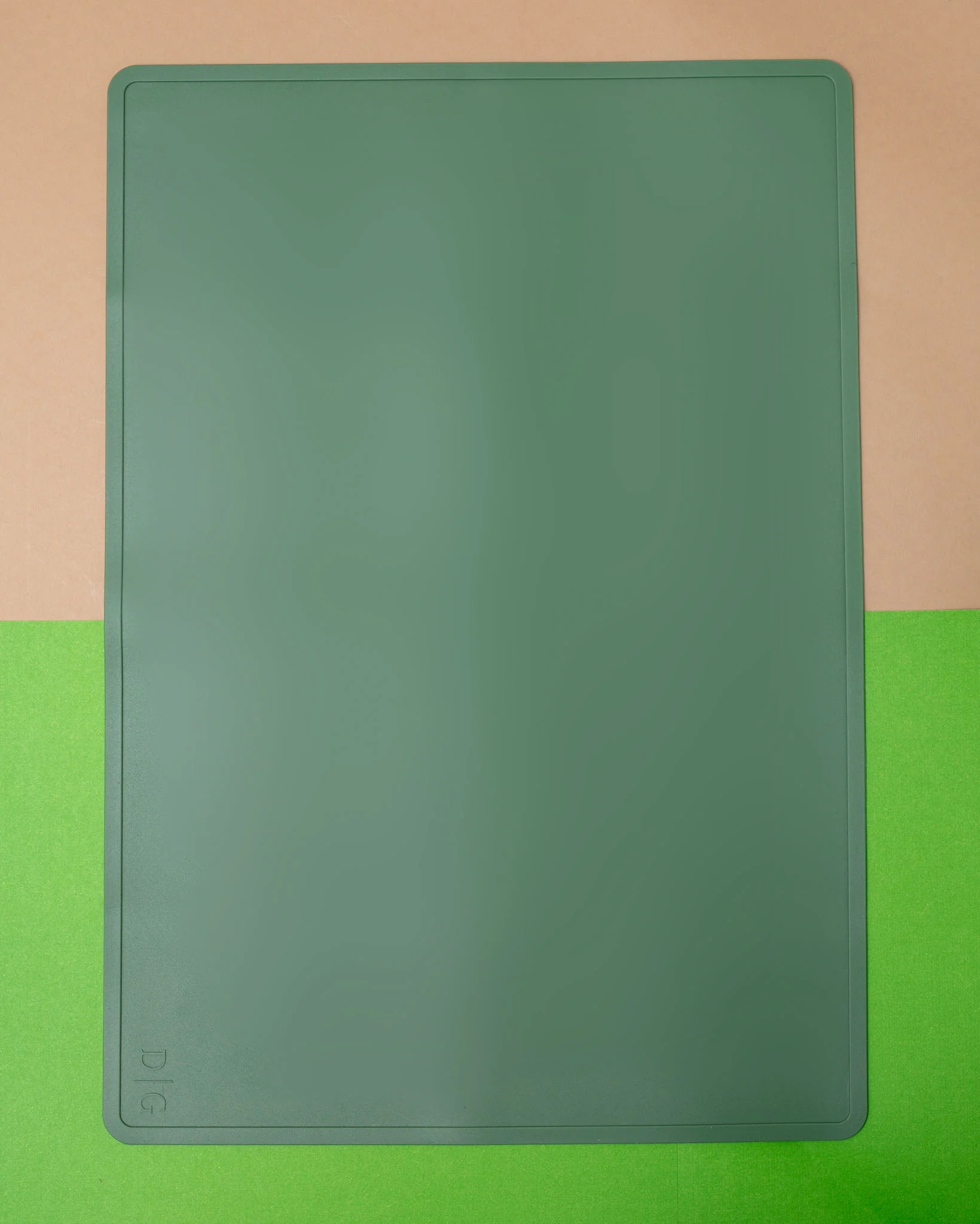 Silicone Feeding Mat in Modern Moss - Image 2