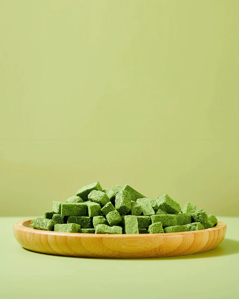 Freeze-Dried Cat Grass w/ Chicken Treats for Dogs & Cats - Image 3