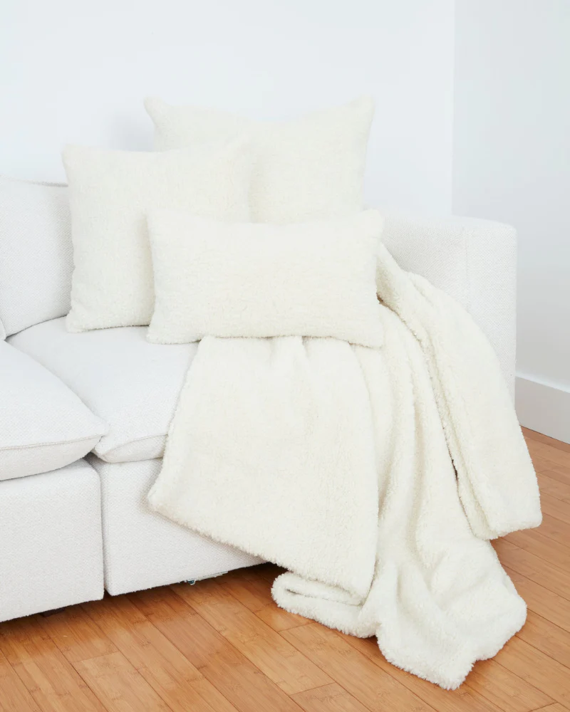 Katila Luxe Teddy Faux Shearling Dog Blanket in Blanc