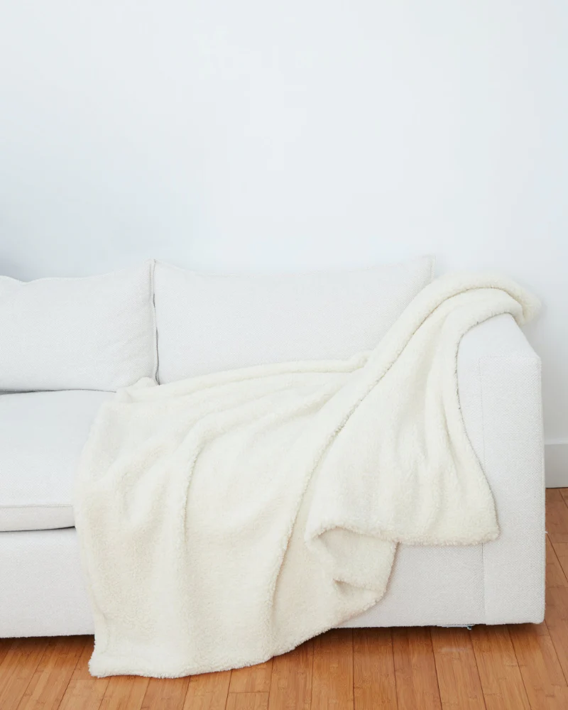 Katila Luxe Teddy Faux Shearling Dog Blanket in Blanc - Image 3