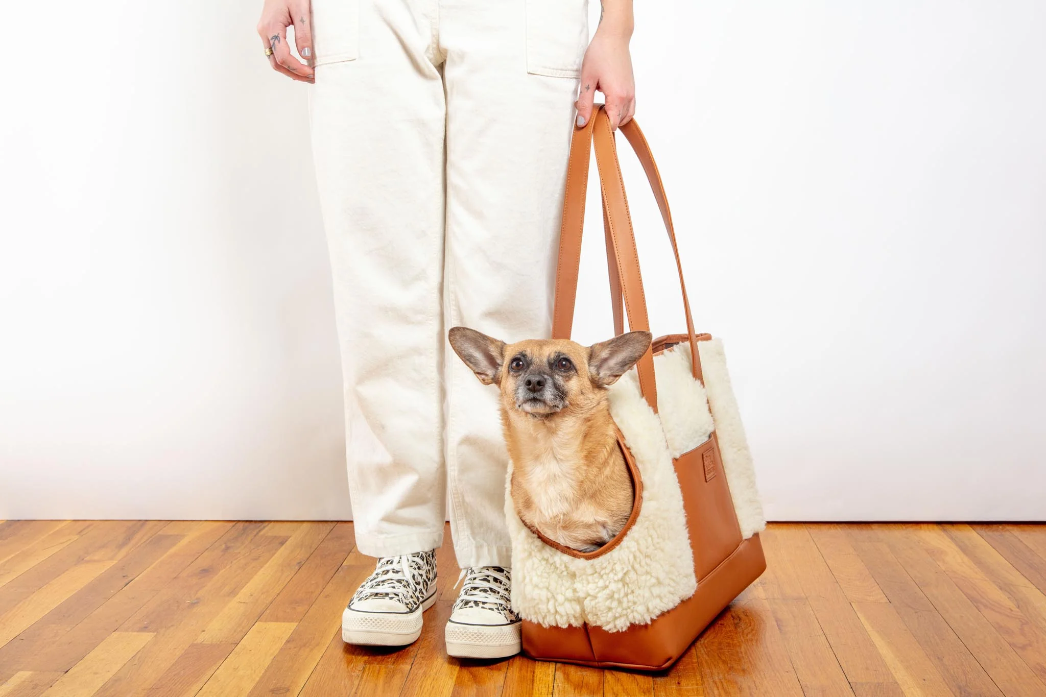 Tan Leather & Cream Shearling Luxe Dog Carrier (Dog & Co. Exclusive) (CLEARANCE) - Image 3