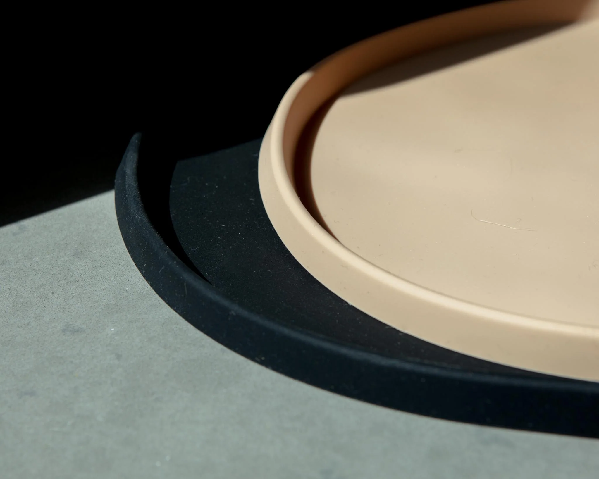 Curved Silicone Placement in Black - Image 4