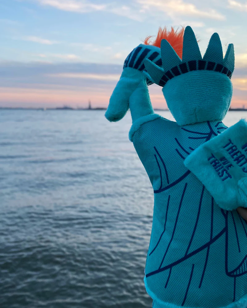 Statue of Liberty Squeaky Plush Dog Toy - Image 4