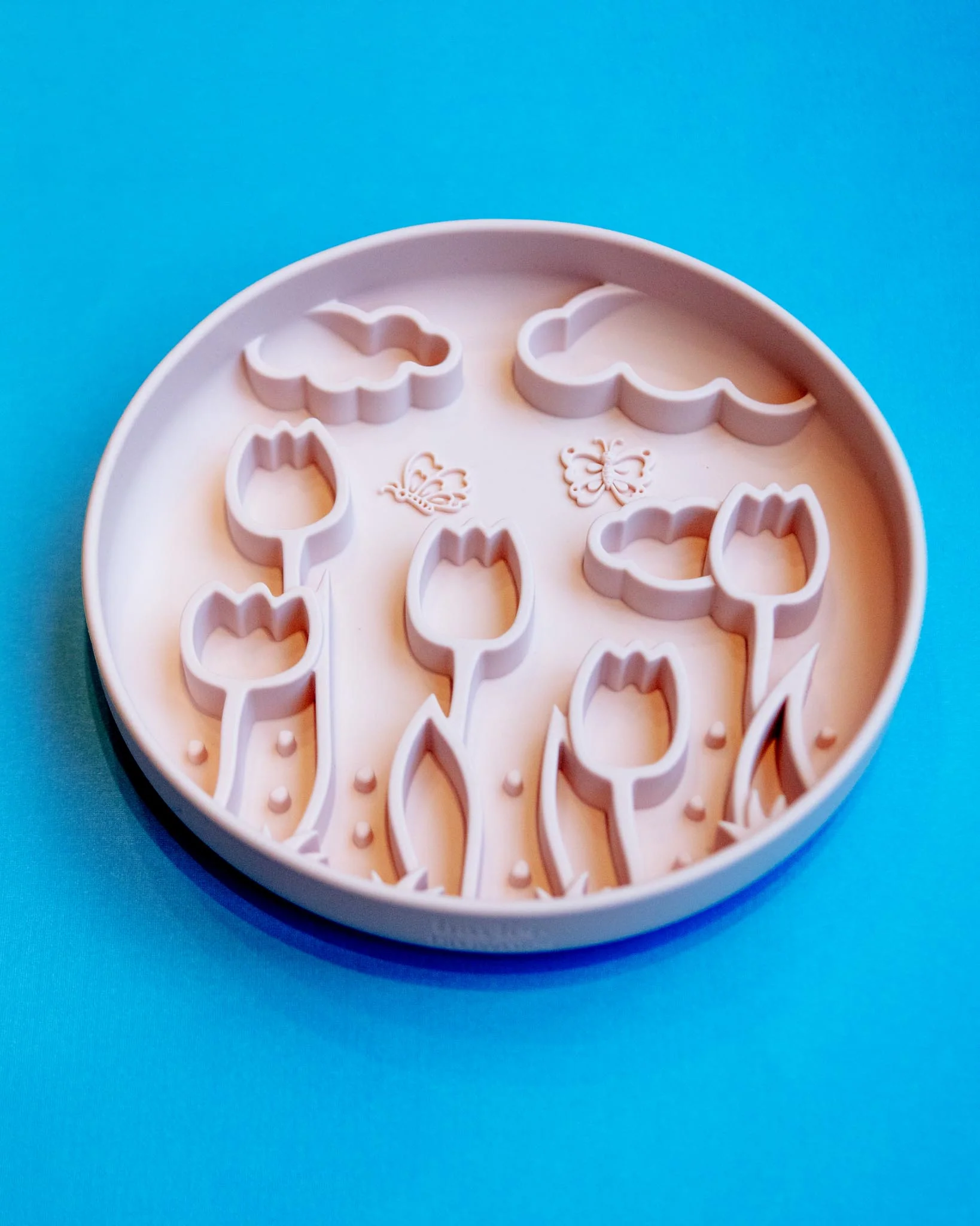 Tulip Slow Feeder in Cloud for Dogs and Cats